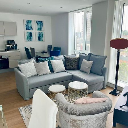 Spacious Urban Gem Apartment With Parking Bracknell Extérieur photo