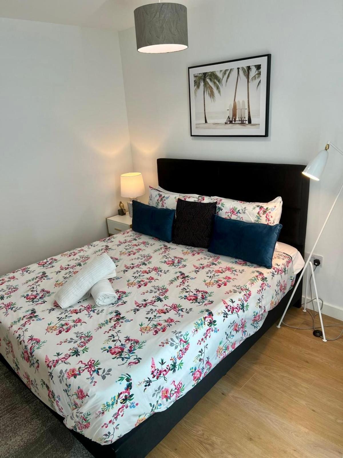 Spacious Urban Gem Apartment With Parking Bracknell Extérieur photo